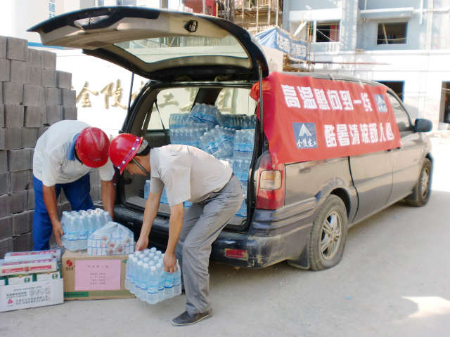 高溫慰問到一線，酷暑清涼舒人心